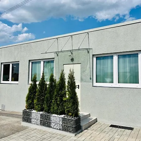Neuwertiges Apartment: Modern With Fast Wi-fi & Parking
