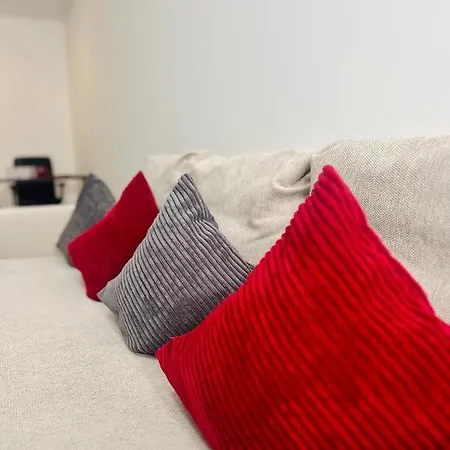 Neuwertiges Apartment: Modern With Fast Wi-fi & Parking *