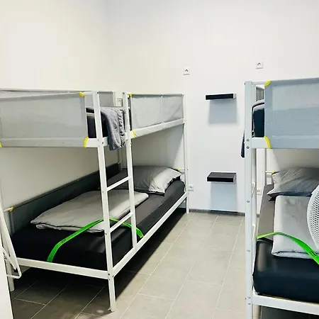 Neuwertiges Mit Schnellem Wlan, Netflix, Glasfaser, Kostenlose Privatparkplatz Auch Fuer Transporter Geeignet R20 Apartman *