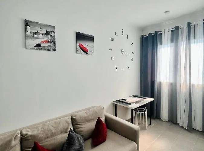 Neuwertiges Mit Schnellem Wlan, Netflix, Glasfaser, Kostenlose Privatparkplatz Auch Fuer Transporter Geeignet R20 *